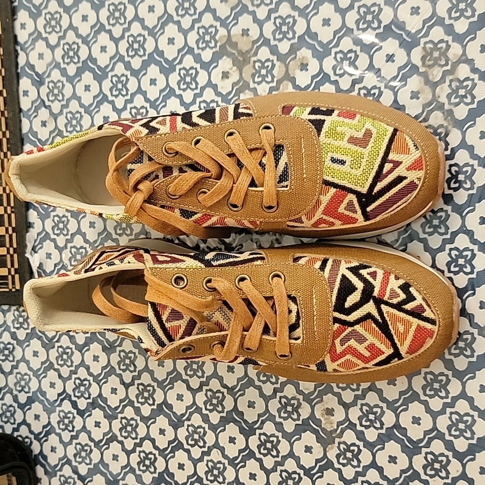 Sneakers shoes size 6